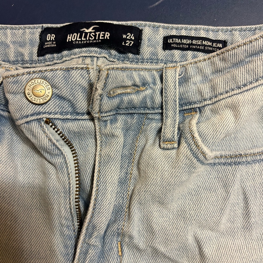 Hollister size 0/24 high rise ripped mom jean